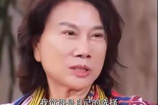 百无聊赖！因伤缺阵至今的郭艾伦 只能穿着棉袄在场边玩手机？